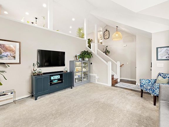 5th image of 725 Peacock St