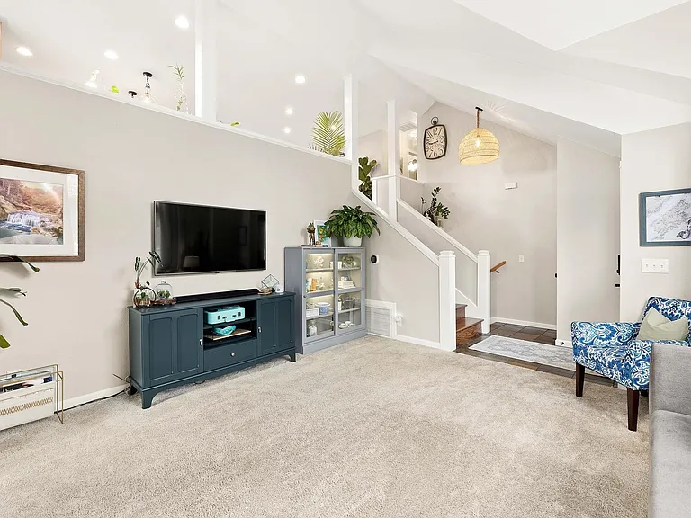 725 Peacock St — Photo 5