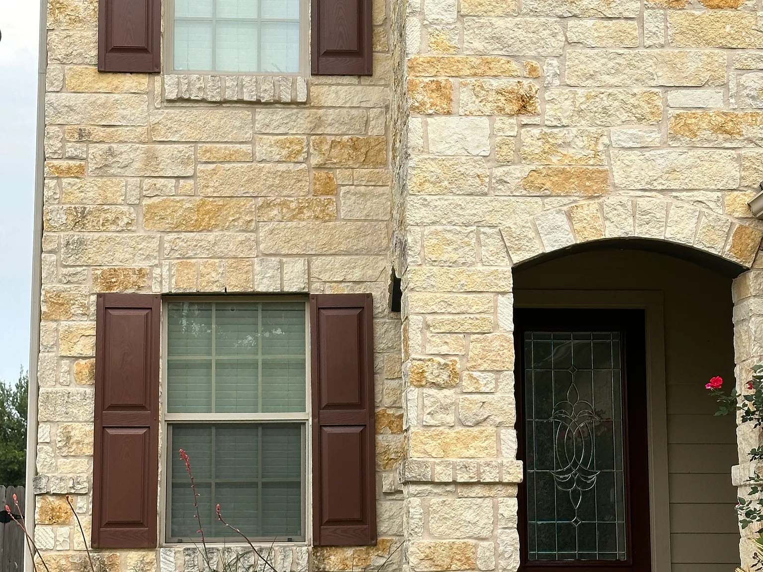 4 bed, 2.5 bath, 1901 sqft, $1,999 — Photo 2