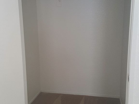 MASTER BED WALK-IN CLOSET