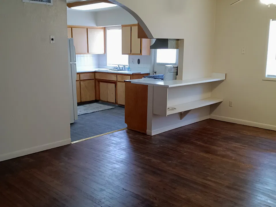 2134 Gates Ave #2