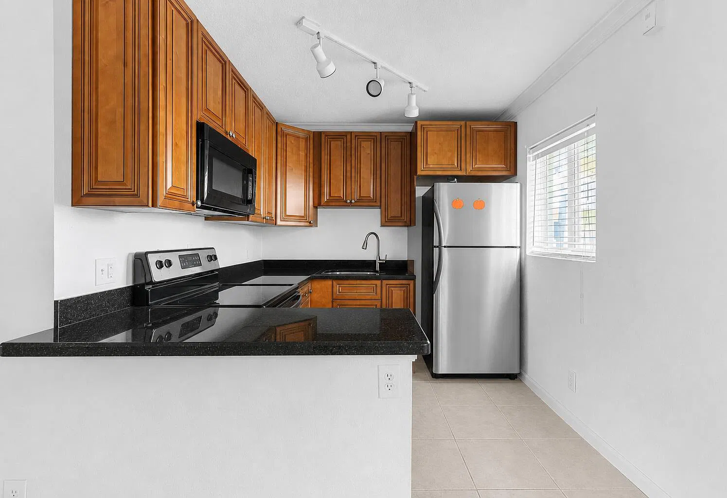2 bed, 1.0 bath, 630 sqft, $1,900 — Photo 2