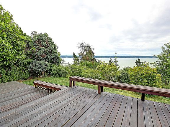 5th image of 12 Edgewater Dr