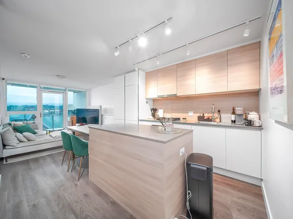 988 Quayside Dr #710, New Westminster, BC V3M 0L5