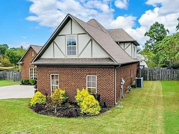3rd image of 405 River Oaks Ln