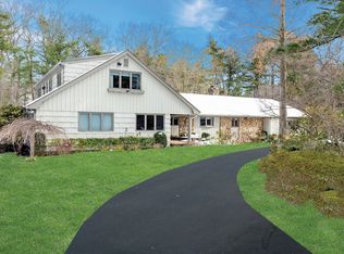 19 Meadow Rd, Old Westbury, NY 11568