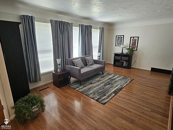 3rd image of 519 Moore St