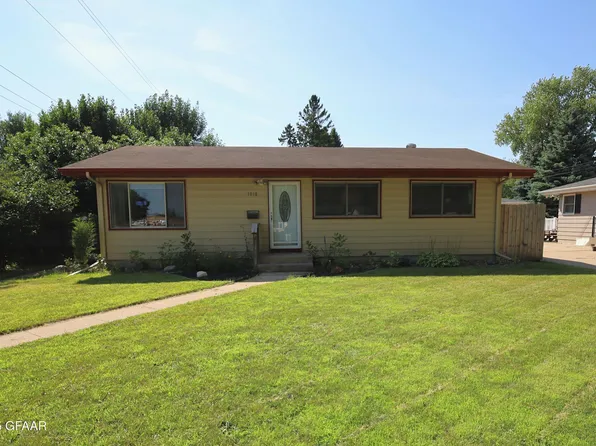 1618 S 16th St, Grand Forks, ND 58201