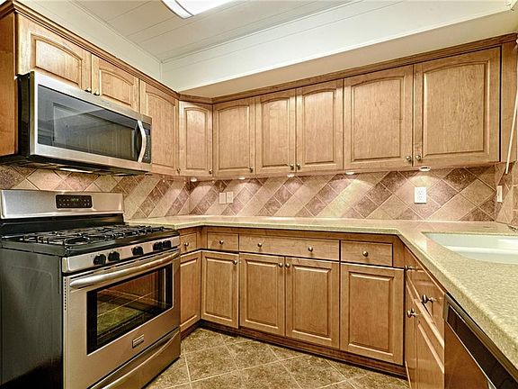 2nd image of 425 Woodmere Dr