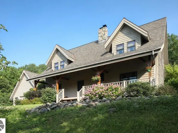 12142 Peninsula Dr, Traverse City, MI 49686