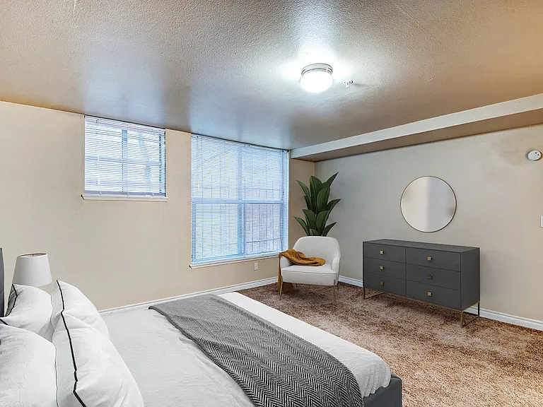 Ellis Court Apartments — Photo 9