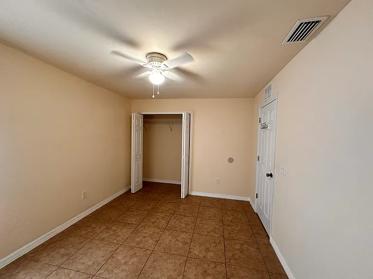 146 SW 47th Ter — Photo 4