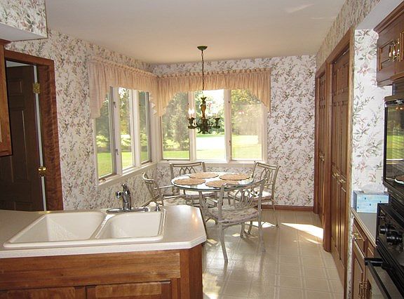 5th image of 735 Country Club Ln
