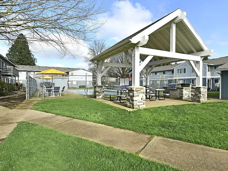 Lake Crest Apartments — Photo 22