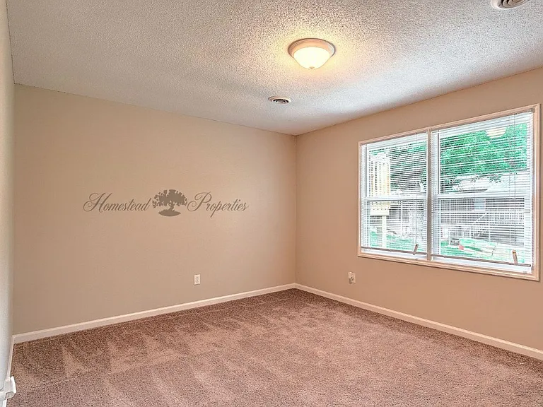 2202 Greenbriar Cir — Photo 9
