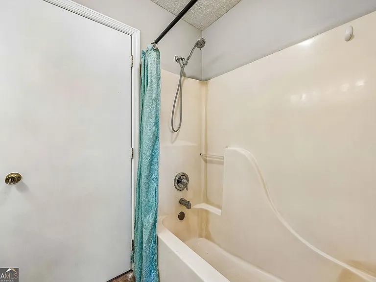 132 Woodvalley Dr — Photo 34