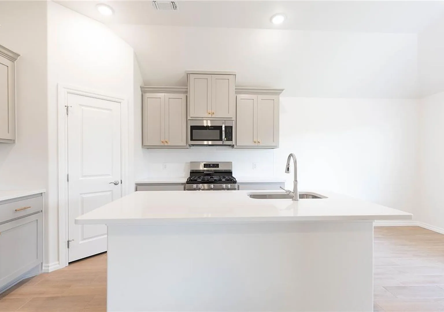 Brand New 4 Bedroom 2 Bath Home in Mustang Schools — Photo 3