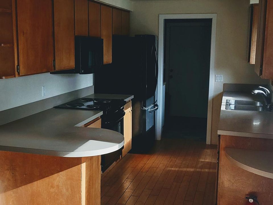 kitchen and laundry/pantry thru hallway at back of picture
