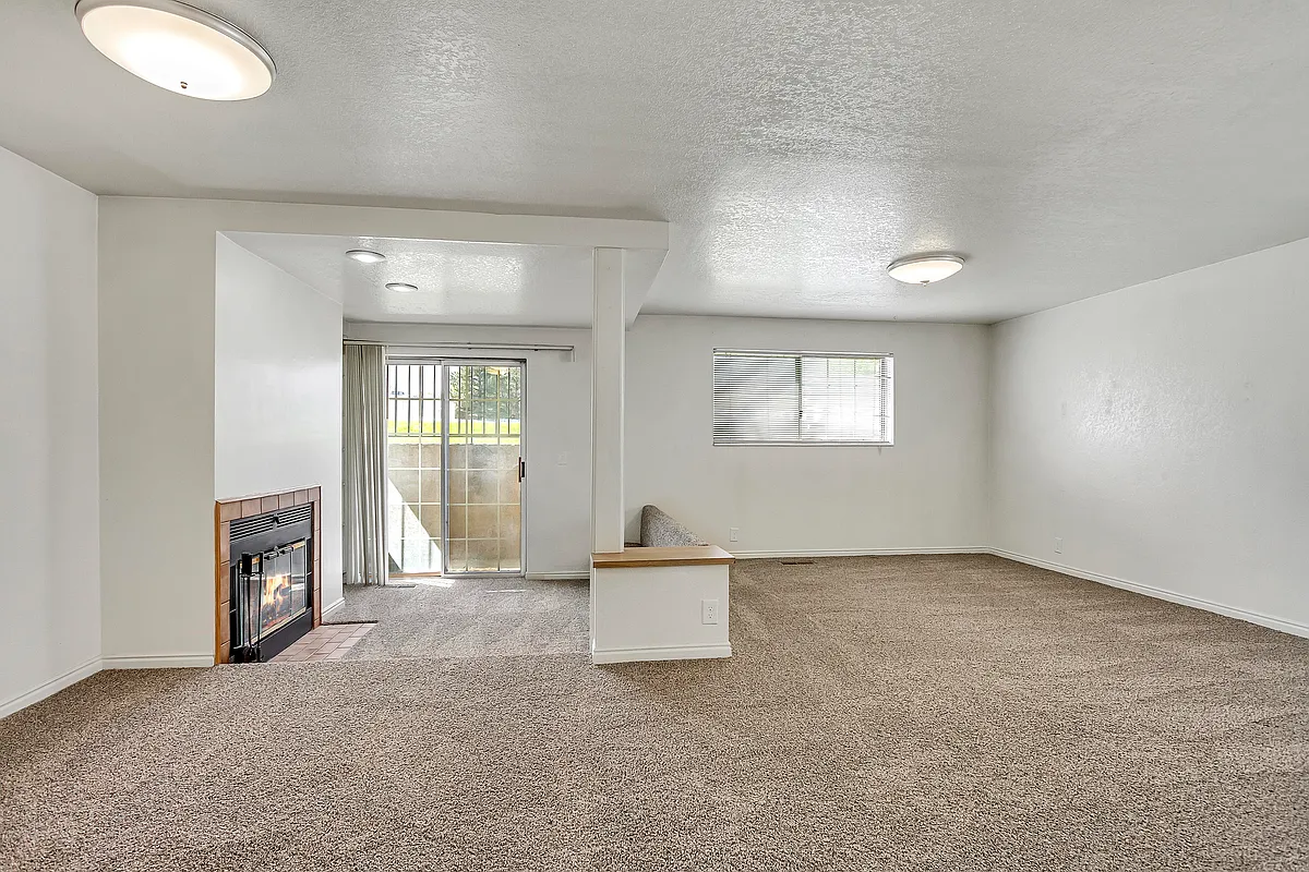 Building Photo - 1267 E Vine St #C