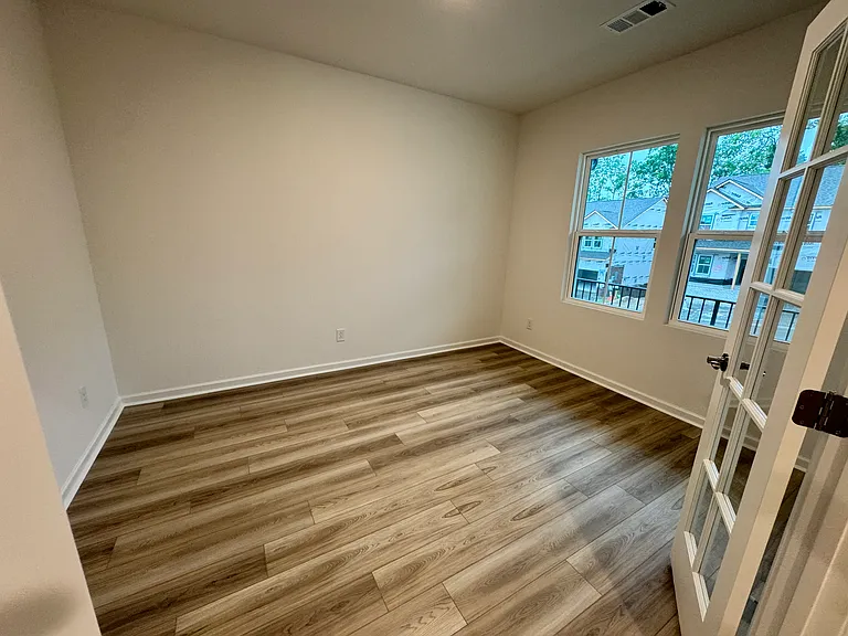 484 Jet Stream Dr — Photo 3