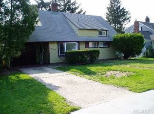 151 Scooter Ln, Hicksville, NY 11801
