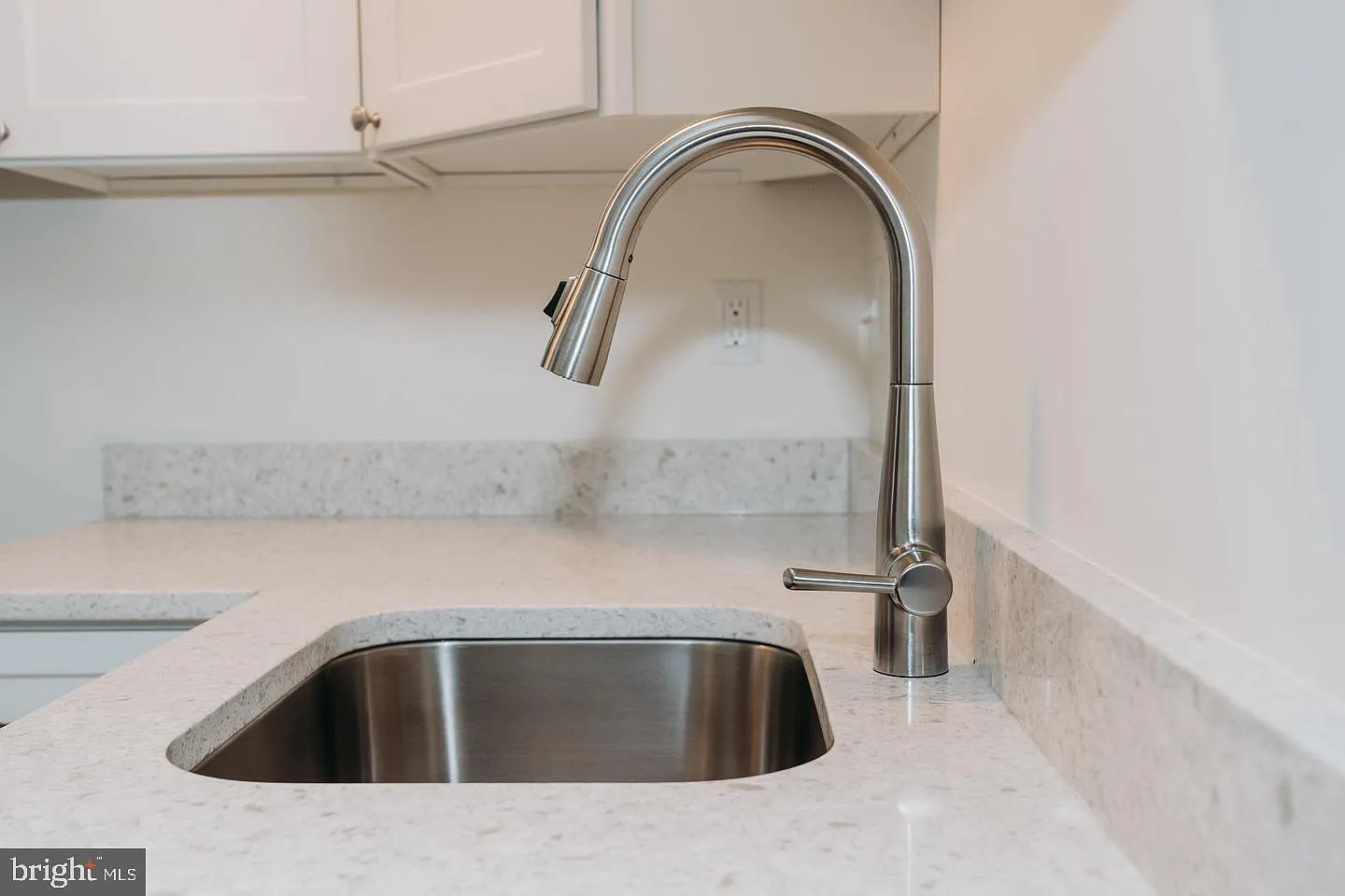 1 bed, 1.0 bath, 598 sqft, $1,800 — Photo 2