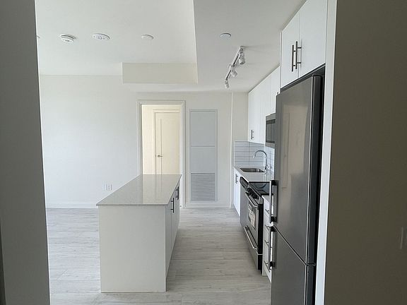 3rd image of 509 Dundas St W #703
