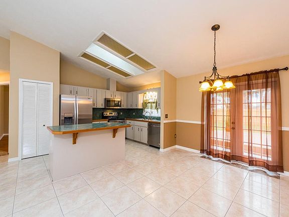 3rd image of 986 Sandle Wood Dr