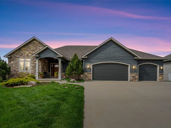 1204 Fountain View Dr, Pella, IA 50219