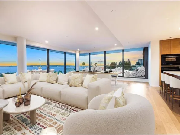 1375 Bellevue Ave #2, West Vancouver, BC V7T 1B5
