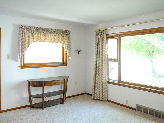 5th image of 347 E Lincoln Ave