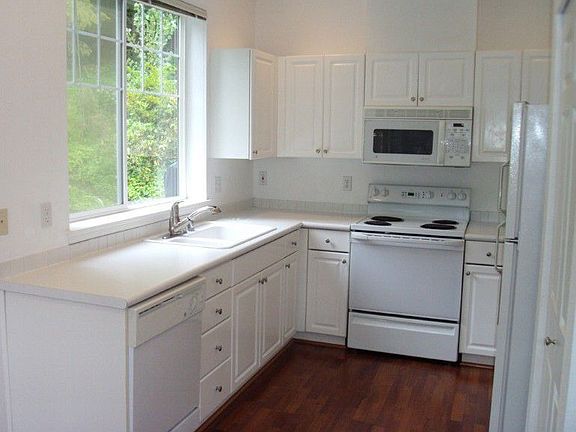 Light & bright kitchen with laminate hardwoods
