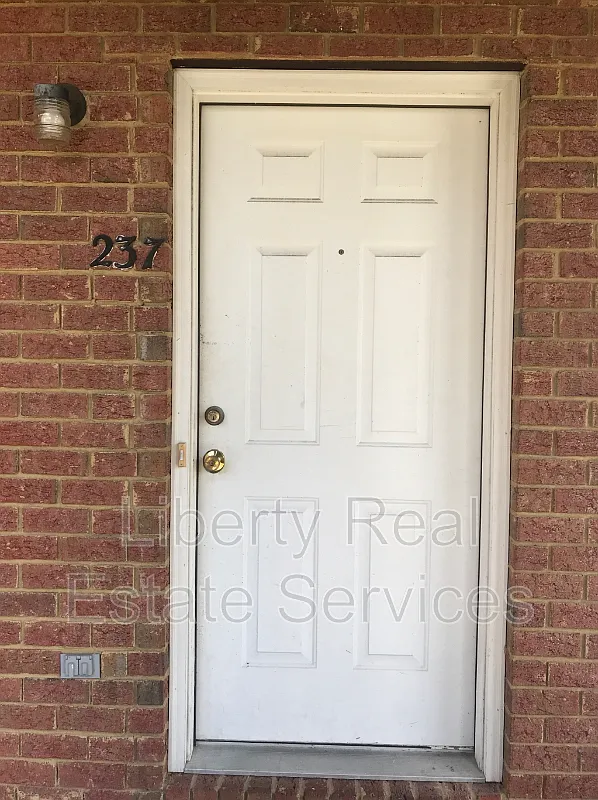 Magnolia Court — Photo 2