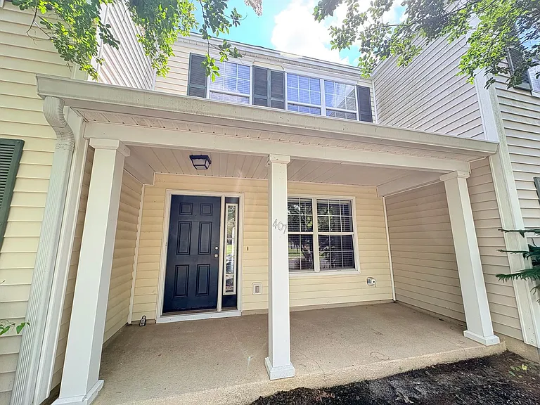 407 Lake Park Way — Photo 2