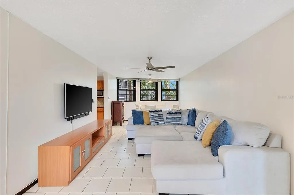 3 bed, 2.0 bath, 1140 sqft, $1,900 — Photo 2