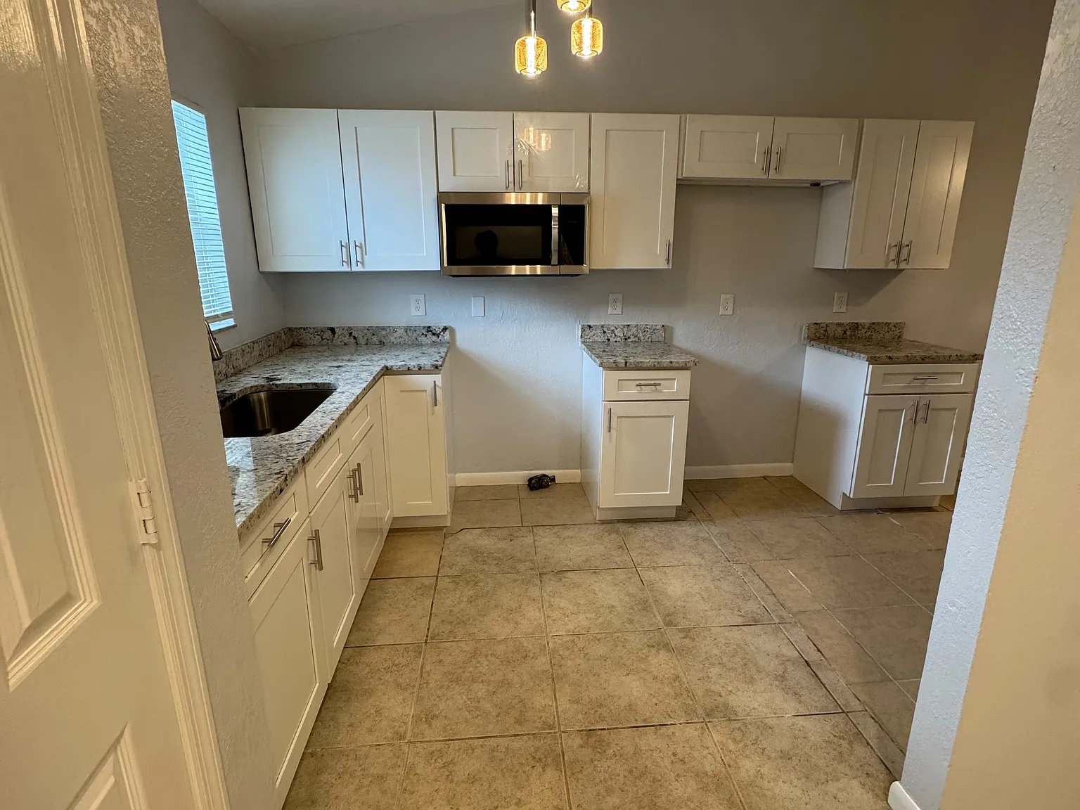 3 bed, 976 sqft, $2,100 — Photo 3
