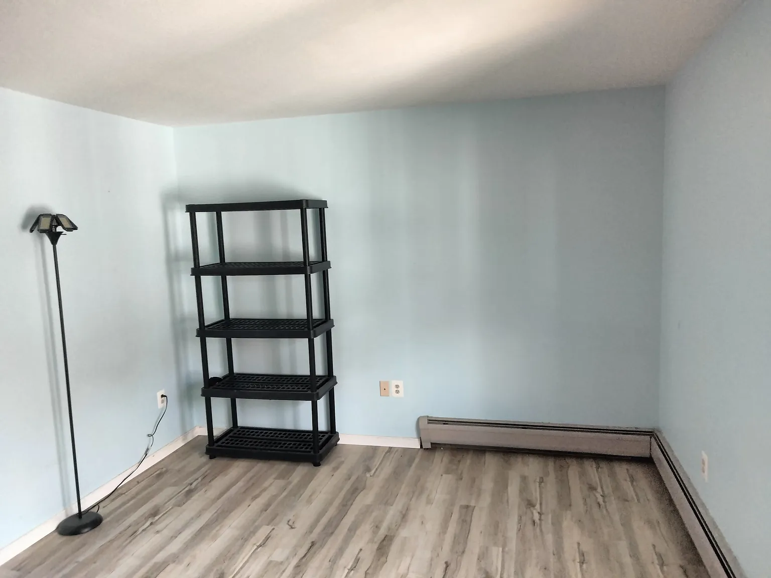 4 bed, 2400 sqft, $900 — Photo 2