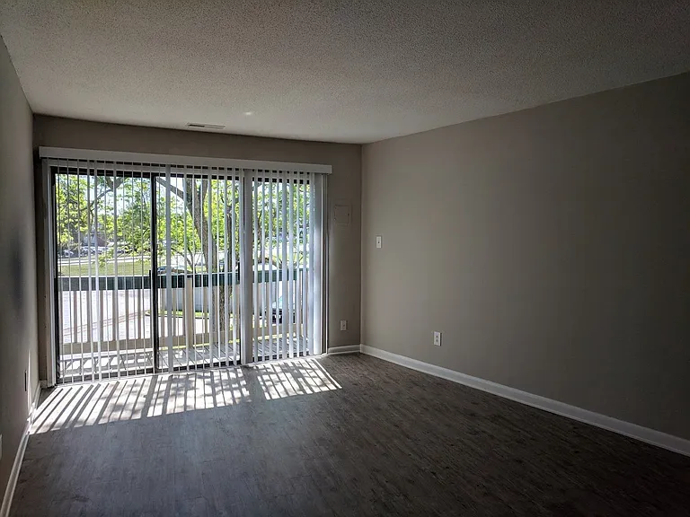 Tivoli Apartments — Photo 16