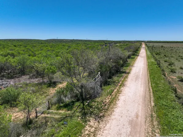 000 CR 1670, Moore, TX 78057