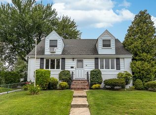 42 Slabey Ave, Malverne, NY 11565
