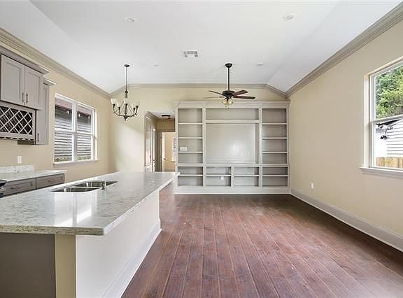 3rd image of 2620 Mistletoe St