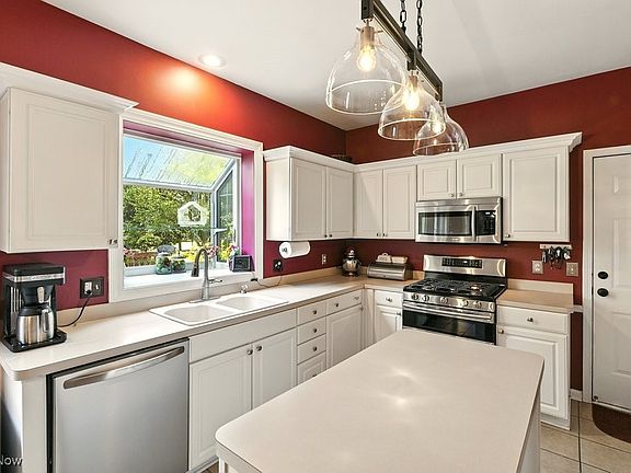 5th image of 376 Bishop Way