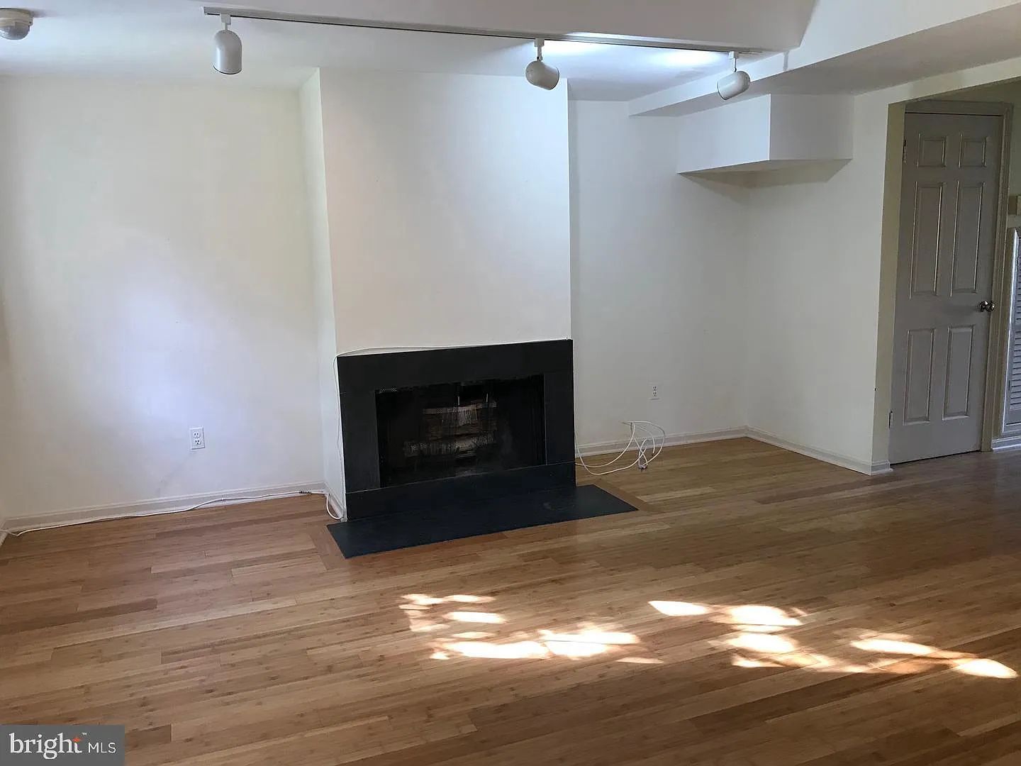 3 bed, 2.5 bath, 1408 sqft, $4,000 — Photo 2