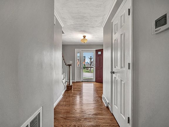 3rd image of 712 Joan Cir