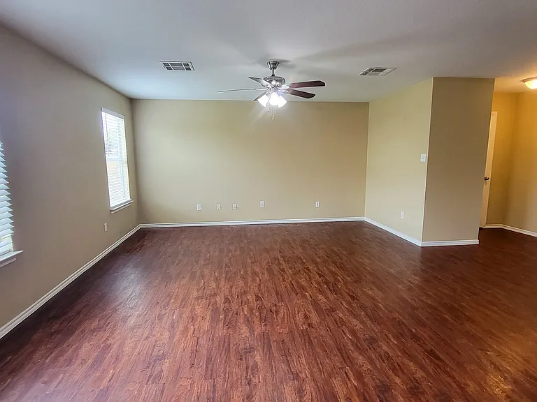 1216 Shadow Creek Blvd — Photo 2