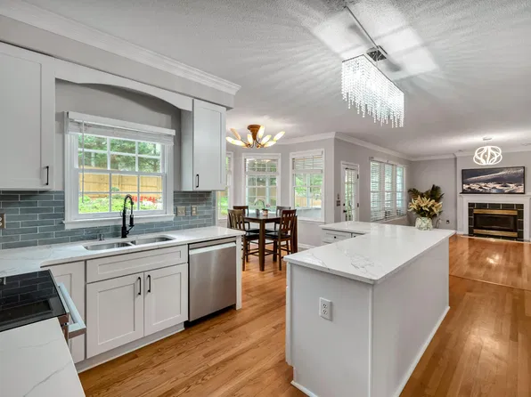 107 Lonebrook Dr, Chapel Hill, NC 27516