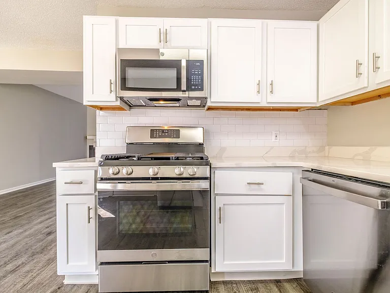 Heathermoor and Bedford Commons Apartments — Photo 6