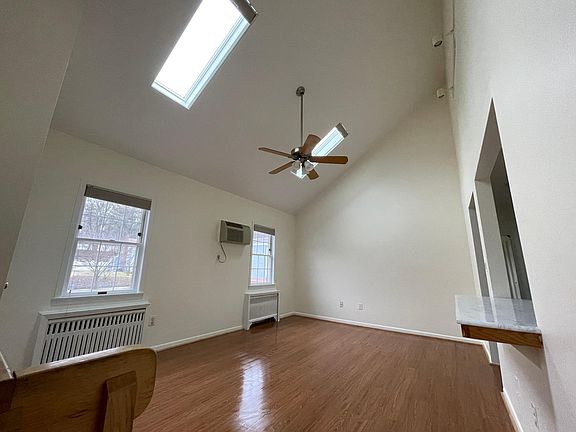 2nd image of 616B Grand Ave #B