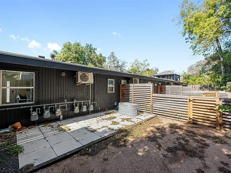 2201 Leon St #D — Photo 22