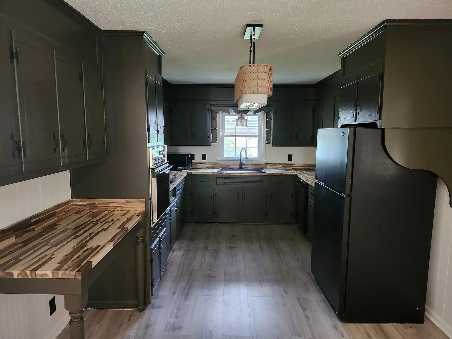 4 bed, 2468 sqft, $1,975 — Photo 2